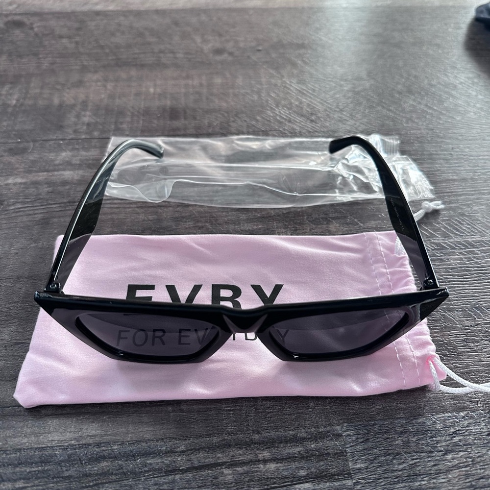 NEW Evry Jewels Sunglasses - Picture 2 of 6